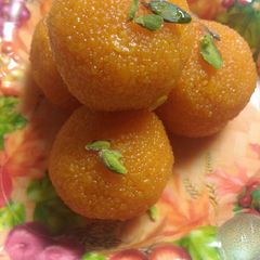 A picture of Motichoor ke laddooo.