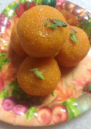 A picture of Motichoor ke laddooo.