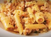 Una foto de pasta con bacon queso crema