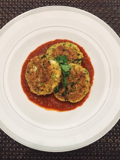 Una foto de Tortitas de Brócoli, zanahoria y queso panela 🧀 🥦 🥕