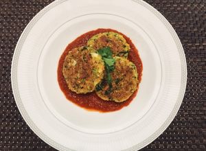 Una foto de Tortitas de Brócoli, zanahoria y queso panela 🧀 🥦 🥕