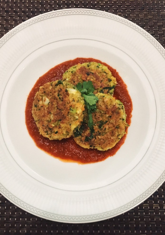 Una foto de Tortitas de Brócoli, zanahoria y queso panela 🧀 🥦 🥕