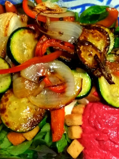 Una foto de Ensalada templada con verduras a la plancha y crema de remolacha