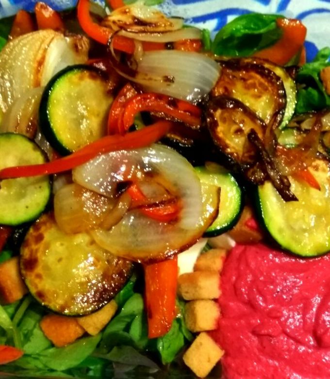 Foto principal de Ensalada templada con verduras a la plancha y crema de remolacha