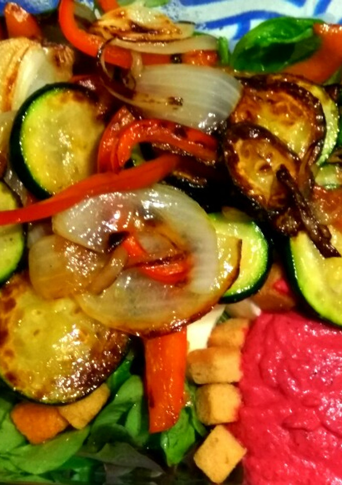 Una foto de Ensalada templada con verduras a la plancha y crema de remolacha