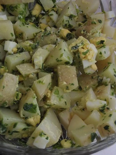 Una foto de Ensalada de huevo y papa ranchera las correa