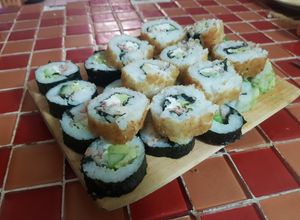 Una foto de 3 Maki roll (sushi alternativo, alternativamente barato y rico)