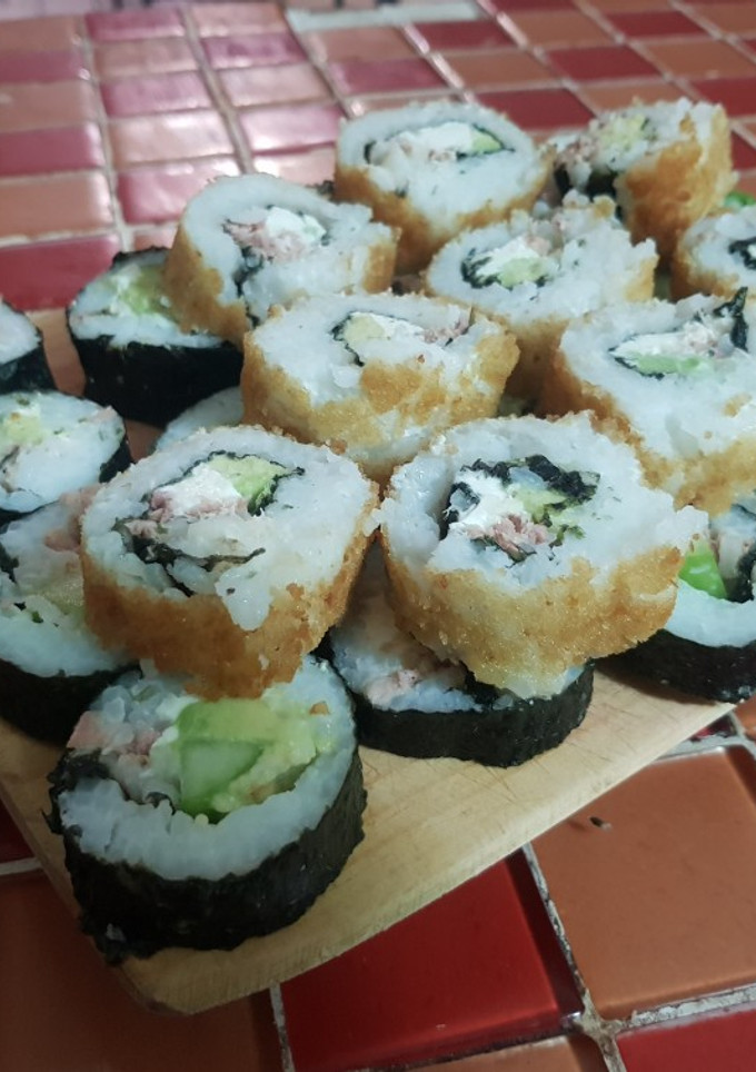 Una foto de 3 Maki roll (sushi alternativo, alternativamente barato y rico)