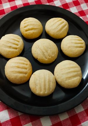 বাটার কুকিজ (butter cookies recipe in Bengali) রেসিপির প্রধান ছবি