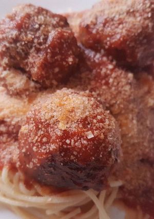 A picture of Spaghetti meatballs.