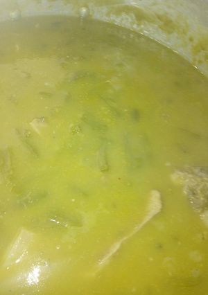Una foto de Costilla en salsa verde con nopales a la Mario, s