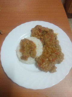 Una foto de Fricasse de ternera con salsa de champiñones y arroz blanco