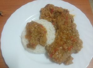 Foto principal de Fricasse de ternera con salsa de champiñones y arroz blanco