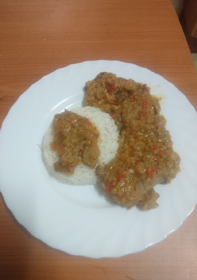 Una foto de Fricasse de ternera con salsa de champiñones y arroz blanco