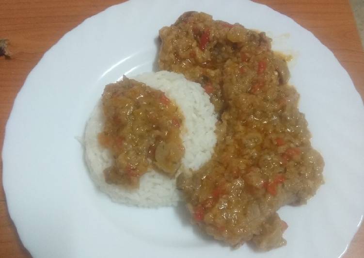 Fricasse de ternera con salsa de champiñones y arroz blanco