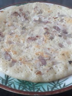ऑनियन उत्तपा (onion uttapam recipe in marathi) रेसिपी चे मुख्य फोटो
