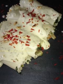 Una foto de Canelones de espinacas, setas y gambas ligeros