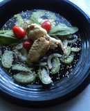 Ensalada de tomatillo de milpa verde, cebolla, amaranto, chía, epazote, tomate cherry y alitas