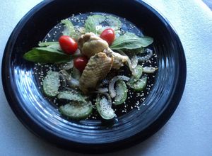 Una foto de Ensalada de tomatillo de milpa verde, cebolla, amaranto, chía, epazote, tomate cherry y alitas