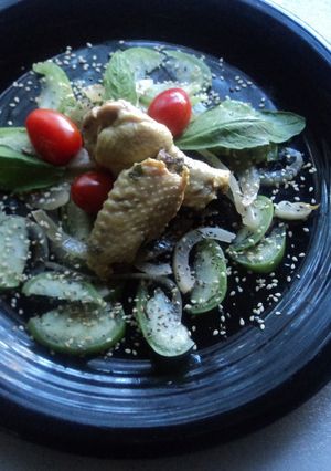 Una foto de Ensalada de tomatillo de milpa verde, cebolla, amaranto, chía, epazote, tomate cherry y alitas