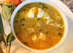 Una foto de Fácil y Nutritiva Sopa de pollo y huevos para el alma💝