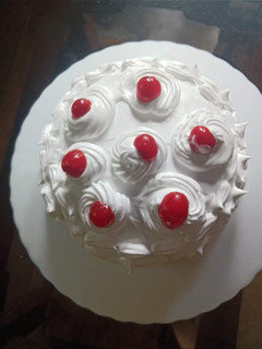 व्हाइट फॉरेस्ट केक (white forest cake recipe in Hindi) रेसिपी मुख्य फोटो