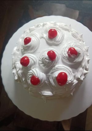व्हाइट फॉरेस्ट केक (white forest cake recipe in Hindi) रेसिपी मुख्य फोटो