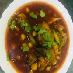 A picture of Chicken chanay curry.