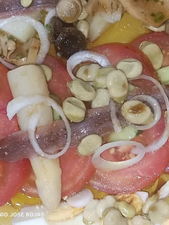 Una foto de Ensalada variada con habitas confitadas