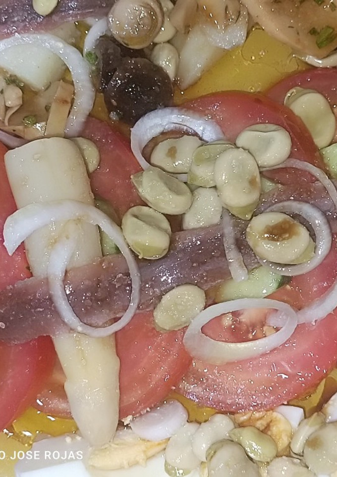 Una foto de Ensalada variada con habitas confitadas
