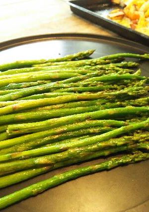 A picture of Butter grilled asparagus.