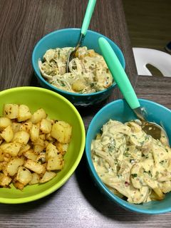 Una foto de Papas rústicas con salsa de queso, cebolla y merkén