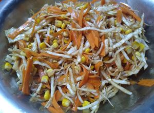 Una foto de Ensalada fresca de repollo choclo y zanahoria sazonada