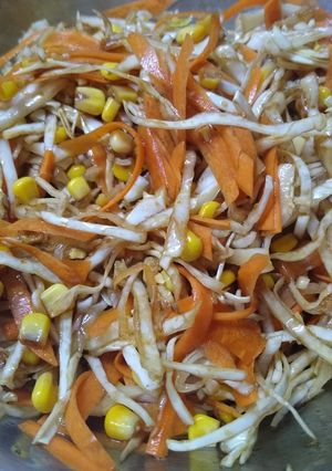 Una foto de Ensalada fresca de repollo choclo y zanahoria sazonada