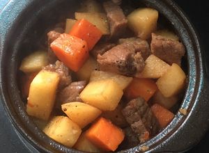 Hình của món Thịt heo kho củ sắn.