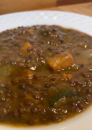 Una foto de Lentejas caviar con boniato y calabacín