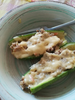Una foto de Calabacitas rellenas con carne y queso