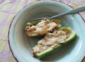 Una foto de Calabacitas rellenas con carne y queso
