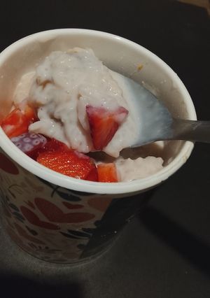 Una foto de Arroz con leche y frutillas
