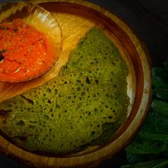 A picture of PALAK NEER DOSA | SPINACH NEER DOSA WITH ONION TOMATO CHUTNEY.