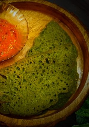 A picture of PALAK NEER DOSA | SPINACH NEER DOSA WITH ONION TOMATO CHUTNEY.