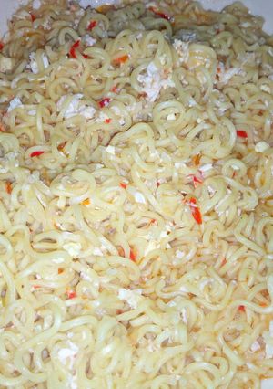 A picture of Indomine with egg.
