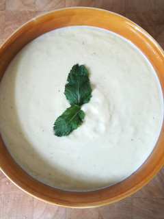 Una foto de Gazpacho griego de calabacín, yogurt y menta 🥒