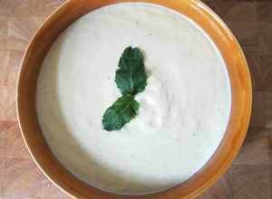 Foto principal de Gazpacho griego de calabacín, yogurt y menta 🥒