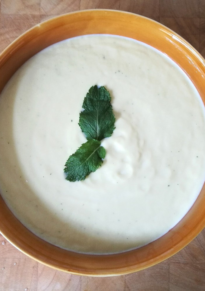 Una foto de Gazpacho griego de calabacín, yogurt y menta 🥒