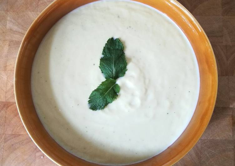 Gazpacho griego de calabacín, yogurt y menta