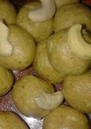 A picture of Peanut ladoo.