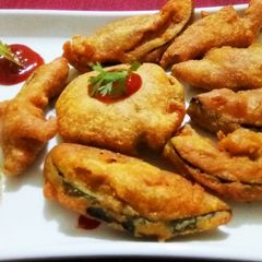 A picture of Brinjal pakodas.