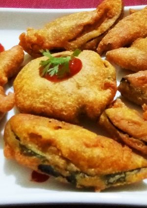 A picture of Brinjal pakodas.