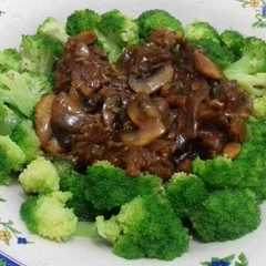 A picture of Brokoli jamur cah sapi lada hitam.
